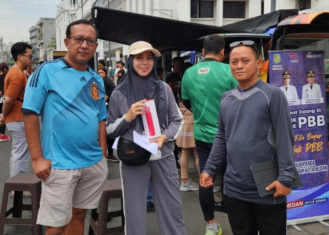 Badan Pendapatan Daerah (Bapenda) Kota Medan membuka layanan pembayaran Pajak Bumi dan Bangunan (PBB) serta pajak kendaraan bermotor melalui Pojok PBB dan Samsat Keliling pada kegiatan Car Free Day (CFD) di Jalan Balai Kota, Kesawan, Minggu (26/7/2026).
