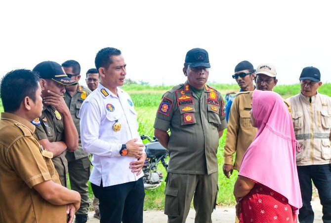 Tim Terpadu Pencegahan, Pemberantasan, Penyalahgunaan dan Peredaran Gelap Narkoba (P4GN) Kabupaten Deli Serdang membongkar Kafe Cantik dan sejumlah bangunan lainnya di bantaran Sungai Ular, Desa Karang Anyar, Kecamatan Beringin, Senin (27/7/2026).