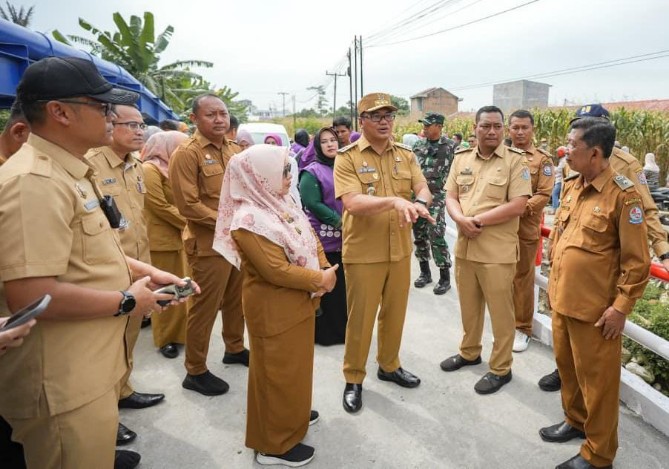 Bupati Deli Serdang Asri Ludin Tambunan meninjau Jembatan Sei Krio di Desa Medan Krio, Kecamatan Sunggal, Senin (27/7/2026).