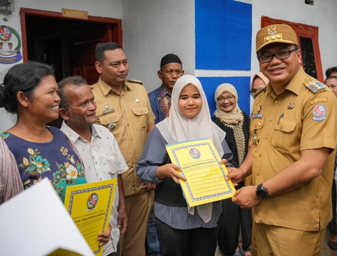 Keluarga Darson Tarigan akhirnya menempati rumah layak huni setelah menerima bantuan melalui Program Rumah Tidak Layak Huni (RTLH) Pemerintah Kabupaten Deli Serdang. Rumah yang berada di Desa Medan Krio, Kecamatan Sunggal itu diresmikan langsung oleh Bupati Deli Serdang dr H Asri Ludin Tambunan, Senin (27/7/2026).
