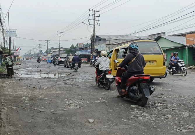 Pemerintah Provinsi Sumatera Utara memastikan perbaikan ruas Jalan Veteran di Pasar IX Manunggal, Kelurahan Tanjung Mulia, Kecamatan Medan Deli, akan dilaksanakan tahun ini. Ruas jalan yang rusak parah tersebut saat ini telah memasuki tahap pengadaan dan tender proyek.