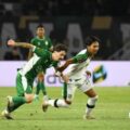Pemain PSMS dan Persebaya saling berebut bola dalam laga Piala Kemerdekaan yang berlangsung di Gelora Bung Tomo, Surabaya, Rabu (29/7/2026). Dalam laga itu PSMS Medan kalah 0-1. Foto: IST