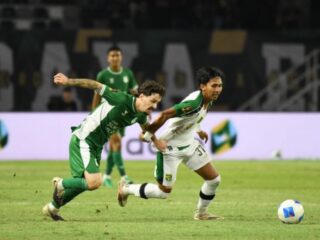 Pemain PSMS dan Persebaya saling berebut bola dalam laga Piala Kemerdekaan yang berlangsung di Gelora Bung Tomo, Surabaya, Rabu (29/7/2026). Dalam laga itu PSMS Medan kalah 0-1. Foto: IST