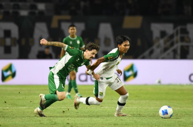 Pemain PSMS dan Persebaya saling berebut bola dalam laga Piala Kemerdekaan yang berlangsung di Gelora Bung Tomo, Surabaya, Rabu (29/7/2026). Dalam laga itu PSMS Medan kalah 0-1. Foto: IST