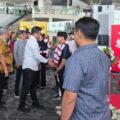Gubernur Sumut Bobby Afif Nasution menyalami penumpang penerbangan perdana Wings Air Kuala Namu - Mandailing Natal di Bandara Kuala Namu, Sabtu (1/8/2026). Foto: Reza Sahab/kaldera.id