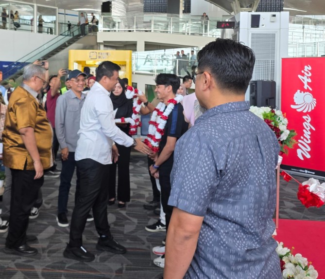 Gubernur Sumut Bobby Afif Nasution menyalami penumpang penerbangan perdana Wings Air Kuala Namu - Mandailing Natal di Bandara Kuala Namu, Sabtu (1/8/2026). Foto: Reza Sahab/kaldera.id