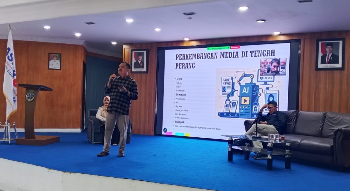 Ketua PWI Sumut Farianda Putra Sinik saat menyampaikan paparannya dalam Seminar Internasional yang digelar ASPIKOM Korwil Sumut, Senin (20/7/2026).(HO/kaldera)