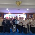 Ketum PP ASPIKOM Prof. Anang Sujoko menyerahkan memori pelantikan pengurus ASPIKOM Korwil Sumut pada Ketua Korwil Prof. Anang Anas Azhar bersama pengurus lainnya.(HO/kaldera)
