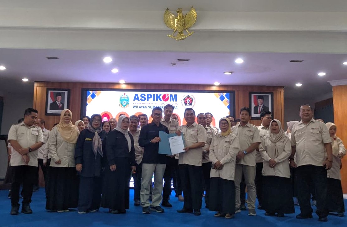 Ketum PP ASPIKOM Prof. Anang Sujoko menyerahkan memori pelantikan pengurus ASPIKOM Korwil Sumut pada Ketua Korwil Prof. Anang Anas Azhar bersama pengurus lainnya.(HO/kaldera)