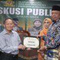 Syarifuddin Siba (kiri) saat menerima plakat dari Ketua PW ISMI Sumut, Prof Nispul Khoiri, di Seri Diskusi PW ISMI Sumut, Kamis (23/7/2026).(HO/kaldera)