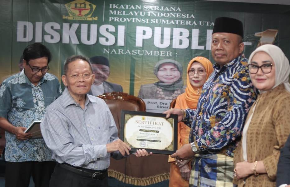 Syarifuddin Siba (kiri) saat menerima plakat dari Ketua PW ISMI Sumut, Prof Nispul Khoiri, di Seri Diskusi PW ISMI Sumut, Kamis (23/7/2026).(HO/kaldera)