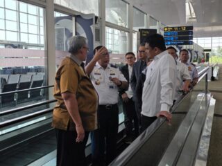 Gubernur Sumut Bobby Afif Nasution saat berada di Bandara Kuala Namu, Sabtu(1/8/2026). Foto; Reza Sahab/kaldera.id