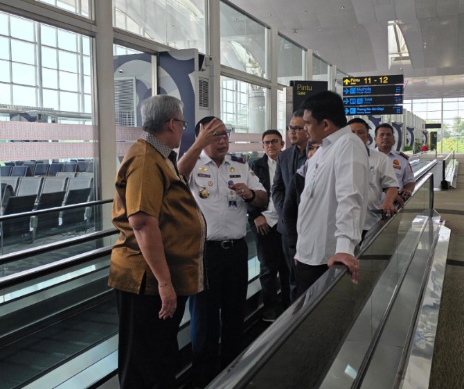 Gubernur Sumut Bobby Afif Nasution saat berada di Bandara Kuala Namu, Sabtu(1/8/2026). Foto; Reza Sahab/kaldera.id