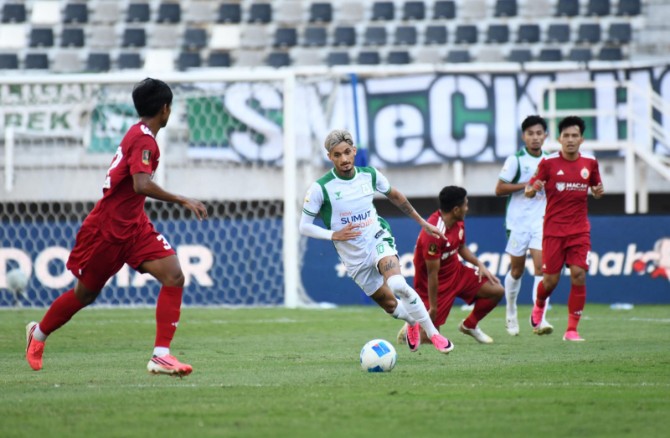 Pemain PSMS Medan berusaha melewati hadangan pemain Persija Jakarta dalam laga Piala Presiden di Gelora Bung Tomo, Sabtu (1/8/2026). PSMS Medan kalah 1-4. Foto; IST