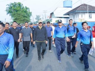 Ribuan warga memadati kawasan Jalan Sumatera, Medan Belawan, saat pelaksanaan Car Free Day (CFD) perdana di wilayah utara Kota Medan, Minggu (2/8/2026).