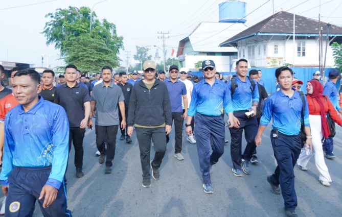Ribuan warga memadati kawasan Jalan Sumatera, Medan Belawan, saat pelaksanaan Car Free Day (CFD) perdana di wilayah utara Kota Medan, Minggu (2/8/2026).