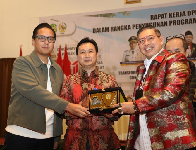 Wali Kota Medan Rico Tri Putra Bayu Waas saat membuka Rapat Kerja (Raker) DPRD Medan dalam rangka penyusunan program kerja tahun 2027 di The Hill Hotel Resort Sibolangit, Minggu (2/8/2026).