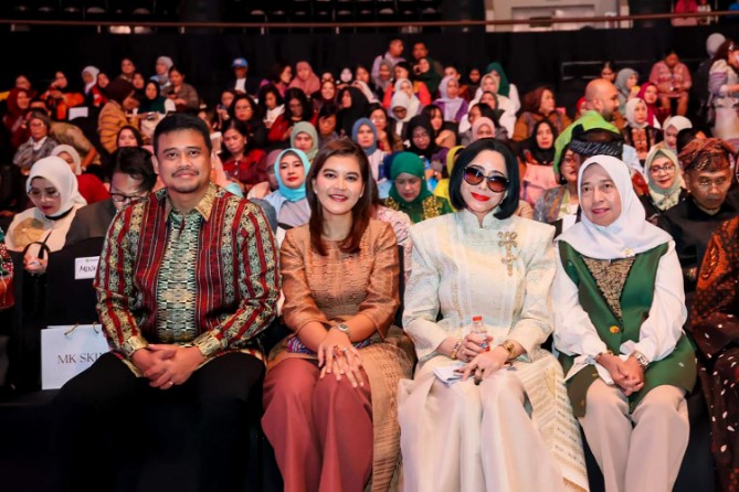 Gubernur Sumatera Utara Muhammad Bobby Afif Nasution menegaskan kesiapan Sumatera Utara menjadi salah satu pusat industri fashion Indonesia melalui pengembangan wastra tradisional, khususnya ulos.