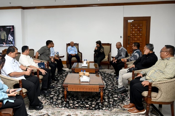 Wakil Gubernur Sumatera Utara (Wagub Sumut) Surya meminta PT Indonesia Asahan Aluminium (Inalum) terus memprioritaskan perekrutan tenaga kerja lokal sekaligus memperkuat kontribusi di sektor pendidikan, khususnya bagi masyarakat di kawasan Danau Toba.
