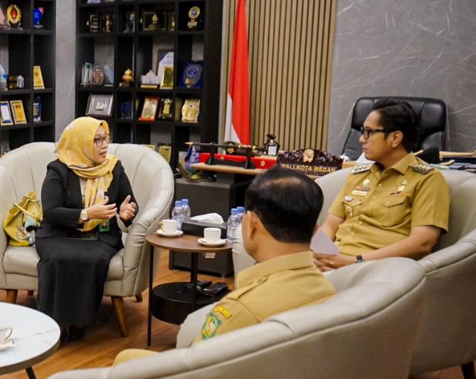 Wali Kota Medan Rico Tri Putra Bayu Waas dan Ketua Pengadilan Agama Medan Dian Ingrasanti Lubis membahas penguatan perlindungan hak anak dan perempuan pasca perceraian Aparatur Sipil Negara (ASN), termasuk rencana penerapan sistem digital untuk memantau pelaksanaan kewajiban ASN setelah bercerai.