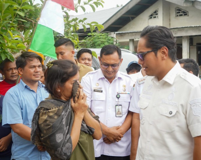 Wali Kota Medan Rico Tri Putra Bayu Waas meninjau langsung pelaksanaan Program Rehabilitasi Rumah Tidak Layak Huni (RTLH) di Kecamatan Medan Tuntungan, Rabu (5/8/2026).