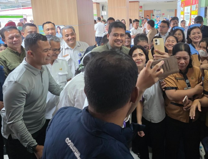 Gubernur Sumut Bobby Afif Nasution saat meninjau RSUD Thomsen di Gunung Sitoli. Foto: Reza Sahab/kaldera.id
