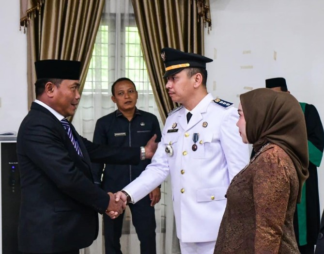 Wakil Bupati Deli Serdang, Lom Lom Suwondo SS, melantik dan mengambil sumpah/janji 25 pejabat administrator, pengawas, dan fungsional di Aula Cendana, Kantor Bupati Deli Serdang, Jumat (7/8/2026).