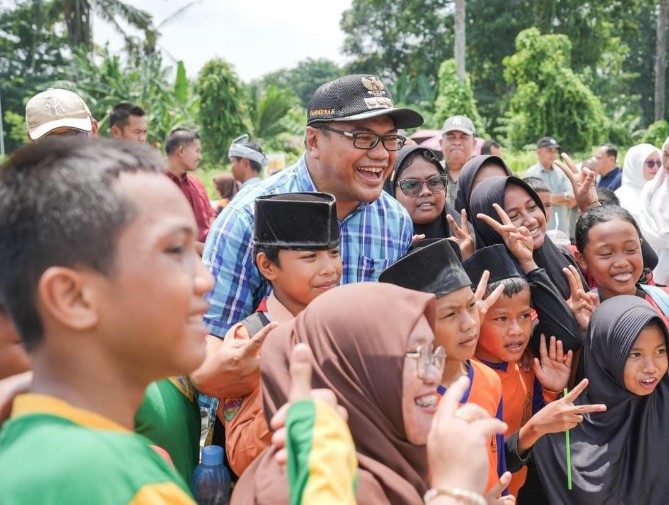 Bupati Deli Serdang, Asri Ludin Tambunan, saat menghadiri Pekan Budaya Permainan Tradisional di Alun-Alun Kecamatan Percut Sei Tuan, Desa Saentis, Sabtu (8/8/2026).