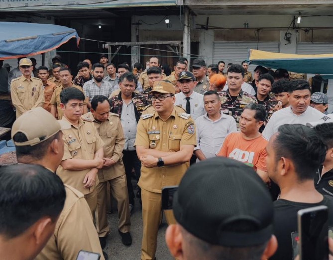 Bupati Deli Serdang Asri Ludin Tambunan meninjau langsung kondisi Pasar Rakyat Tanjung Morawa di Jalan Inpres, Kecamatan Tanjung Morawa, Senin (10/8/2026).