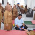 Pelaksana Tugas (Plt) Bupati Langkat Tiorita Br Surbakti saat meninjau kegiatan donor darah ASN yang digelar di Kantor Bupati Langkat, Senin (10/8/2026).