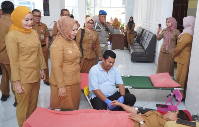 Pelaksana Tugas (Plt) Bupati Langkat Tiorita Br Surbakti saat meninjau kegiatan donor darah ASN yang digelar di Kantor Bupati Langkat, Senin (10/8/2026).