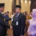 Wali Kota Medan, Rico Waas mengucapkan selamat kepada Etfin usai dilantik menjadi Pj Sekda Kota Medan di Ruang Rapat III Balai Kota Medan, Selasa (11/8/2026).