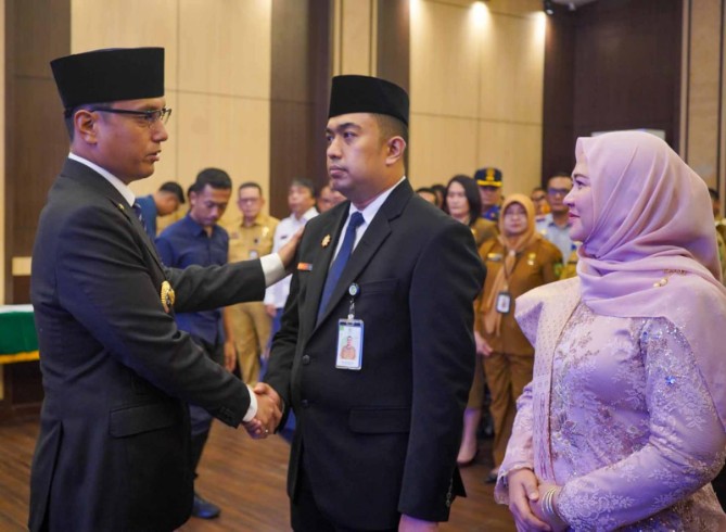 Wali Kota Medan, Rico Waas mengucapkan selamat kepada Etfin usai dilantik menjadi Pj Sekda Kota Medan di Ruang Rapat III Balai Kota Medan, Selasa (11/8/2026).