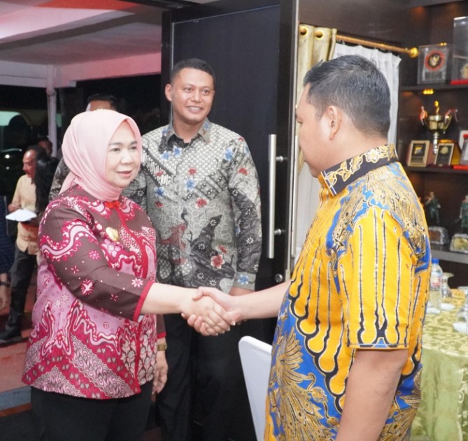 (Plt) Bupati Langkat Tiorita Br Surbakti saat menghadiri peringatan Hari Ulang Tahun (HUT) ke-61 Batalyon Infanteri (Yonif) 100/Prajurit Setia di Markas Yonif 100/PS, Namu Ukur Utara, Kecamatan Sei Bingai, Selasa (11/8/2026).
