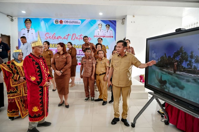 Wakil Gubernur Sumatera Utara Surya mendorong Kabupaten Nias Barat meningkatkan status Universal Health Coverage (UHC) dari kategori Madya menjadi UHC Utama pada 2026 guna memperluas akses layanan kesehatan bagi masyarakat.