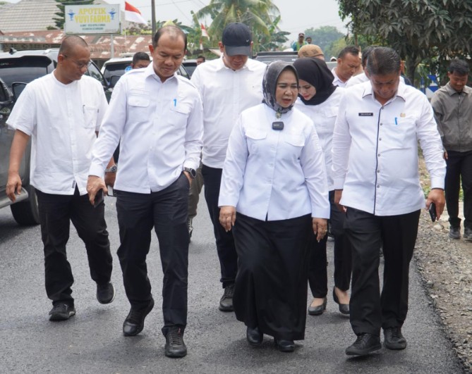 Pelaksana Tugas (Plt) Bupati Langkat Tiorita Br Surbakti meninjau hasil perbaikan Jalan Kampung Nangka–Kepala Sungai di Kecamatan Secanggang yang telah selesai dikerjakan pada tahap pertama, Rabu (12/8/2026).