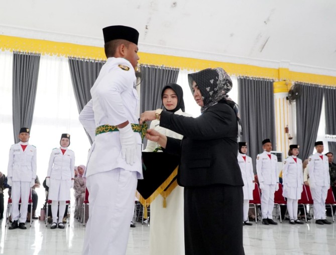 Pelaksana Tugas (Plt) Bupati Langkat Tiorita Br Surbakti mengukuhkan 46 anggota Pasukan Pengibar Bendera Pusaka (Paskibraka) Kabupaten Langkat Tahun 2026 yang akan bertugas pada Upacara Peringatan HUT ke-81 Kemerdekaan Republik Indonesia.