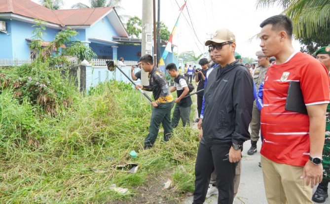 Wali Kota Medan Rico Tri Putra Bayu Waas menggelar gotong royong massal secara serentak di 21 kecamatan dalam rangka menyambut HUT ke-81 Kemerdekaan Republik Indonesia, Sabtu (15/8/2026).