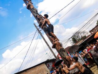 Wali Kota Berbaur dengan Warga, Panjat Pinang Meriahkan HUT RI di Medan Kota