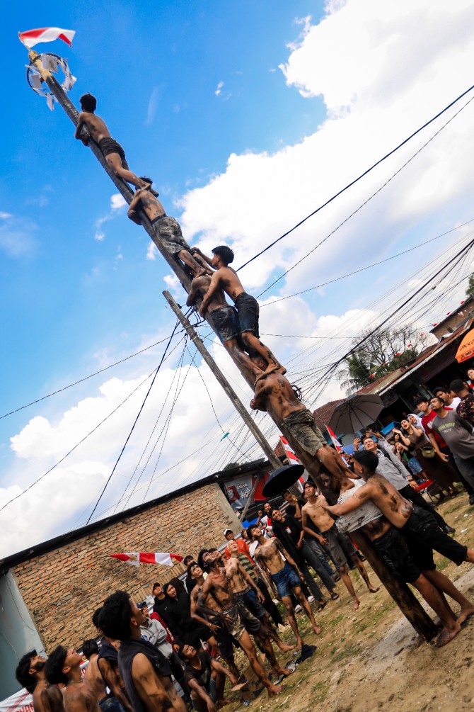 Wali Kota Medan Rico Tri Putra Bayu Waas berbaur bersama warga dalam Gebyar Kemerdekaan RI ke-81 yang digelar Kecamatan Medan Kota bekerja sama dengan Karang Taruna Kelurahan Teladan Timur, Senin (17/8/2026).