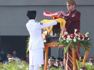 Kepala Bapenda Medan Hadiri Upacara HUT ke-81 RI Kenakan Busana Adat Simalungun