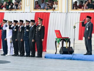 Pimpin Upacara Penurunanan Bendera HUT RI Ke-81, Wagub Sumut Gelorakan Semangat Kolaborasi