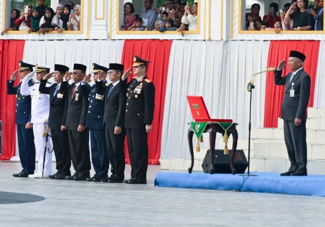 Wakil Gubernur Sumatera Utara ( Wagub Sumut) Surya menegaskan pentingnya semangat kolaborasi untuk mempercepat pembangunan daerah saat memimpin Upacara Penurunan Bendera Merah Putih dalam rangka Hari Ulang Tahun (HUT) ke-81 Kemerdekaan Republik Indonesia di Lapangan Astaka Dispora Sumut, Senin (17/8/2026).