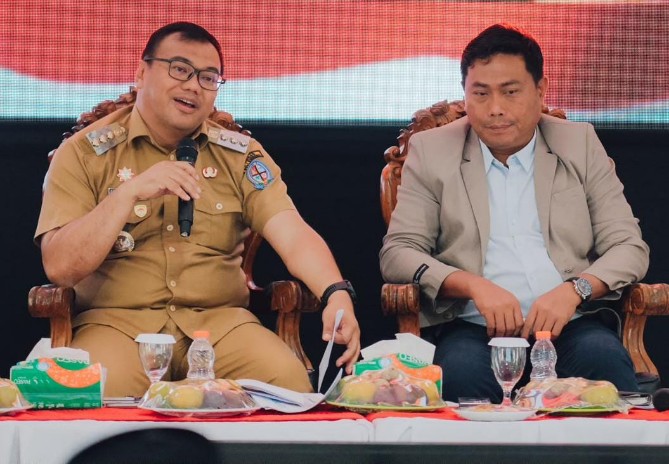 Bupati Deli Serdang Asri Ludin Tambunan dan Wakil Bupati Lom Lom Suwondo