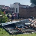 Hujan deras disertai angin puting beliung menerjang dua kelurahan di Kecamatan Medan Johor, Kota Medan, Selasa (18/8/2026) malam.