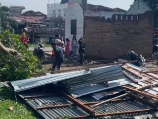 Angin Puting Beliung Rusak 150 Rumah dan SD Negeri di Medan Johor