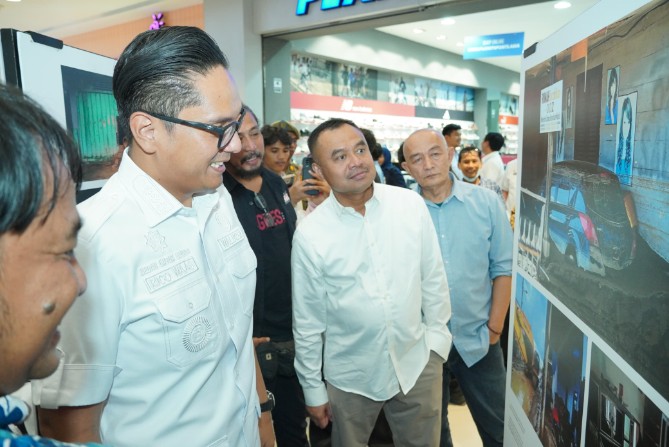 Wali Kota Medan Rico Tri Putra Bayu Waas mengapresiasi pameran foto jurnalistik bertajuk “Prahara Pulau Emas” yang digelar Pewarta Foto Indonesia (PFI) Medan di Atrium Plaza Medan Fair, Rabu (19/8/2026).