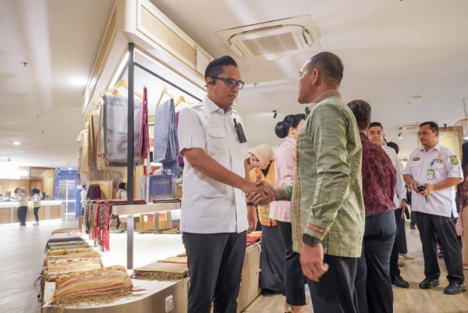 Wali Kota Medan Rico Waas disela sela pembukaan Galeri Mustika Deli