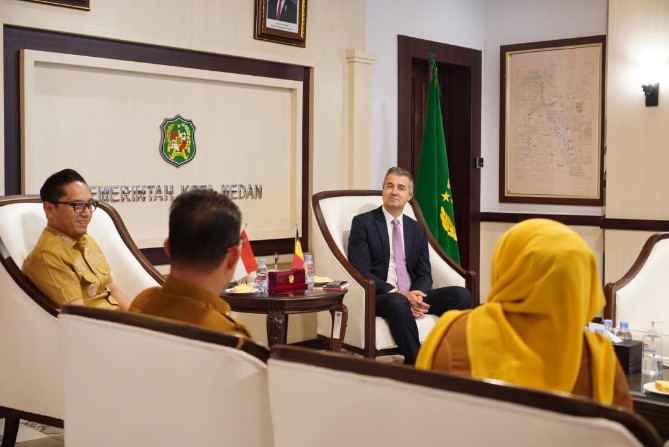 Wali Kota Medan Rico Tri Putra Bayu Waas dan Duta Besar Belgia untuk Indonesia, Timor Leste dan ASEAN, David Jordens, membahas peluang kerja sama di bidang transportasi ramah lingkungan, pengelolaan sampah, pendidikan, kesehatan hingga pengembangan komoditas kakao Sumatra Utara.