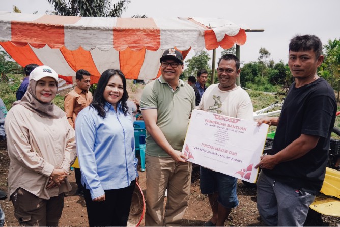 Bupati Deli Serdang Asri Ludin Tambunan memberikan lahan pinjam pakai tanpa biaya sewa kepada Kelompok Tani (Poktan) Mekar Tani di Desa Betimus Mbaru, Kecamatan Sibolangit, untuk meningkatkan produksi cabai dan pendapatan petani.